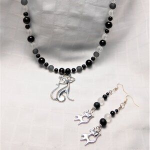 No 1113 Handmade jewelry set : necklace and earrings with cats